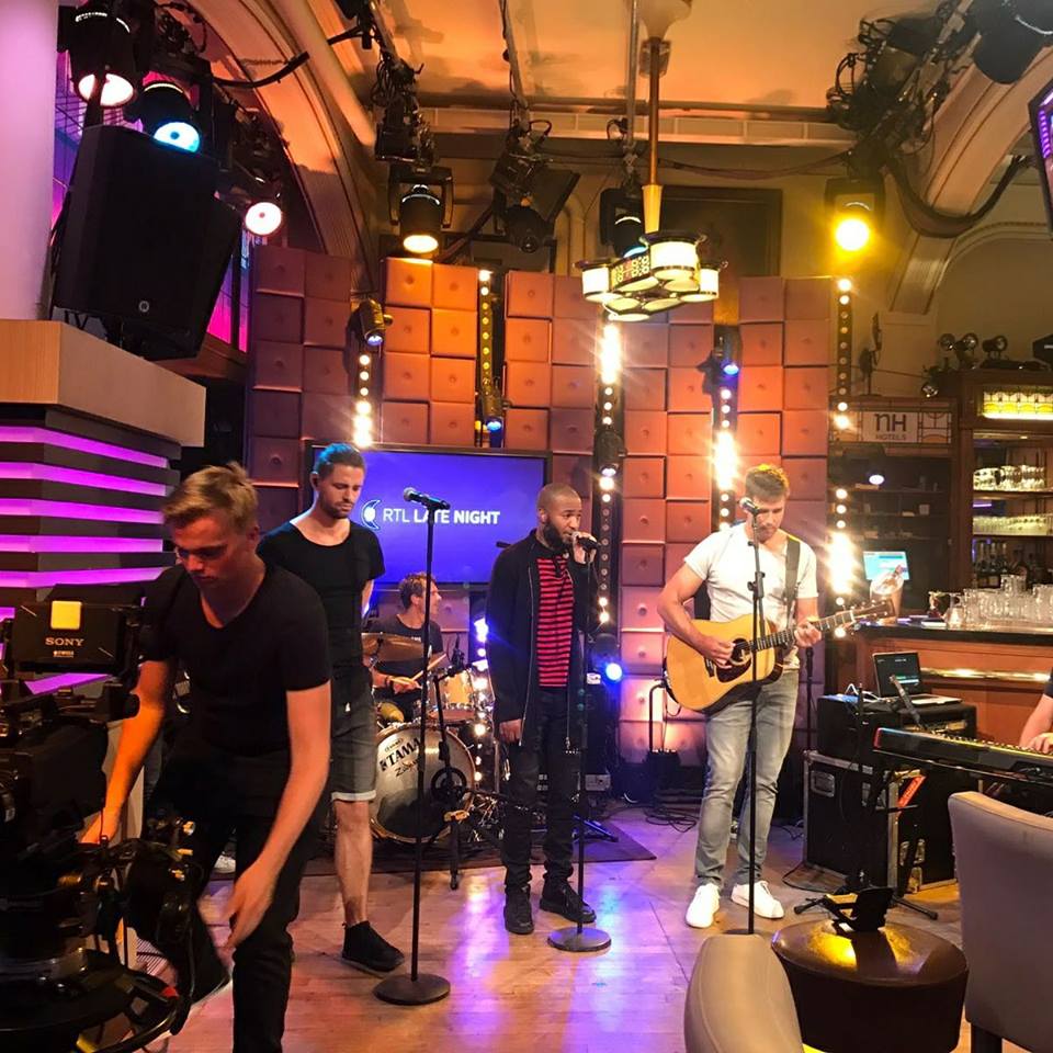 Jayh samen met Nick en Simon bij RTL Late Night!