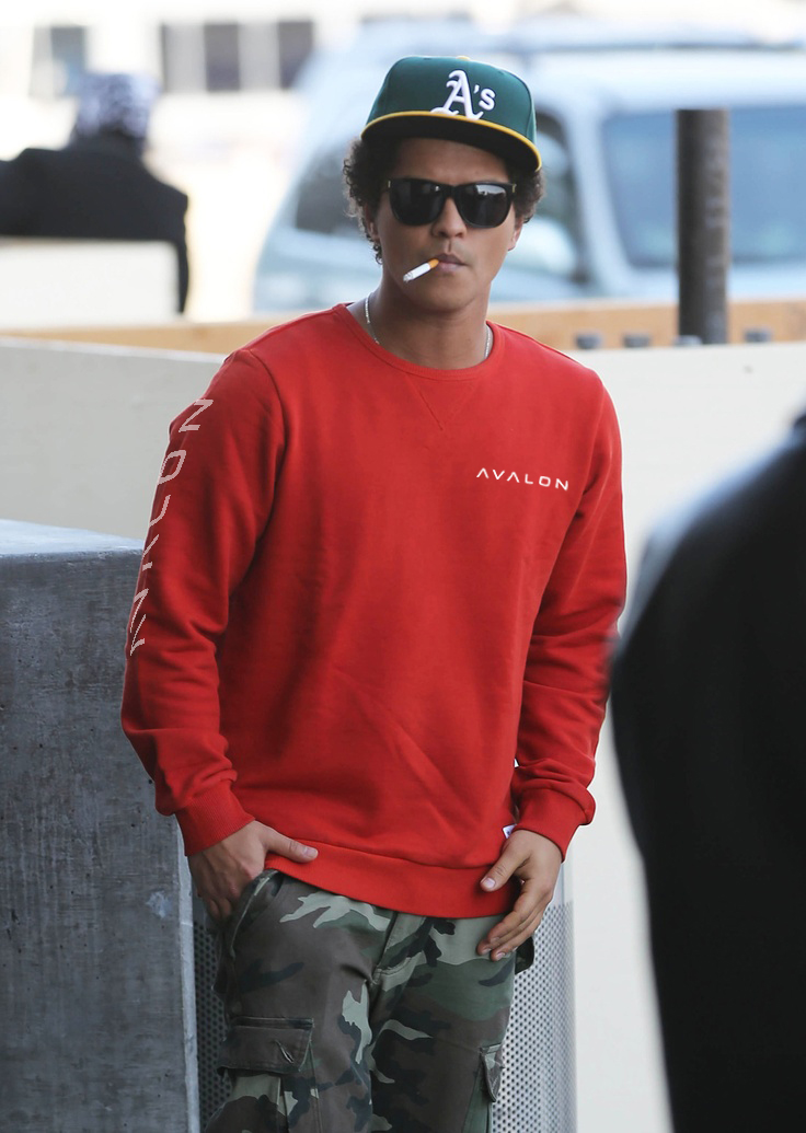 Bruno Mars in de nieuwe rode Avalon Sweater!